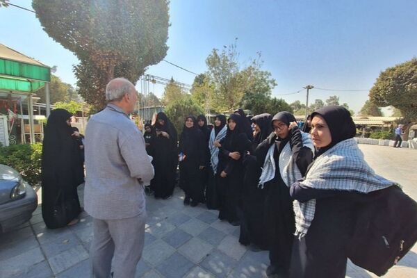 حضور دانش آموزان دبیرستان حجاب ناحیه یک شهرری در گلزار شهدا