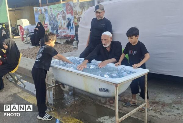 سنگ تمام مواکب عراقی در پذیرایی از  زوار پیاده اربعین حسینی