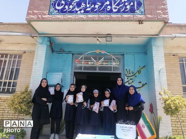 تجلیل از دانش آموزان برگزیده دبستان ناهید نخودی