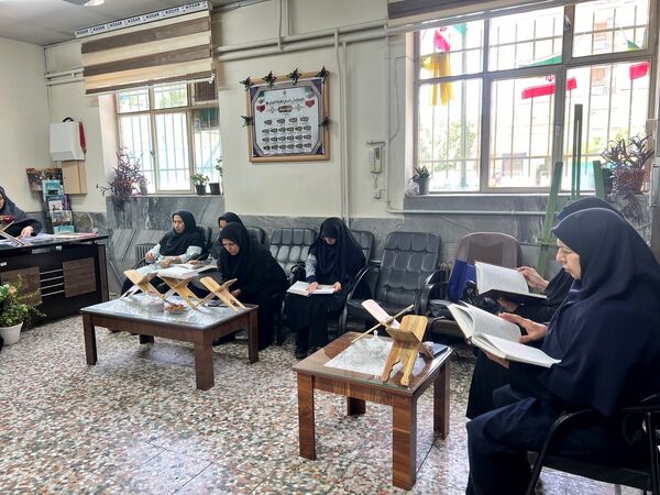 برگزاری ختم قرآن معلمان دبستان المهدی ناحیه 2 کرج به مناسبت سالگرد شهادت شهیدجمهور آیت‌الله رئیسی 