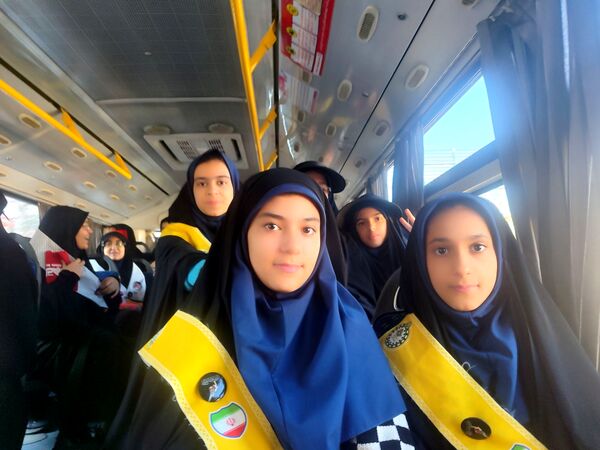 دانش آموزان شاهد تکتم ناحیه۳ ،پرچمداران راهپیمایی ۱۳ آبان
