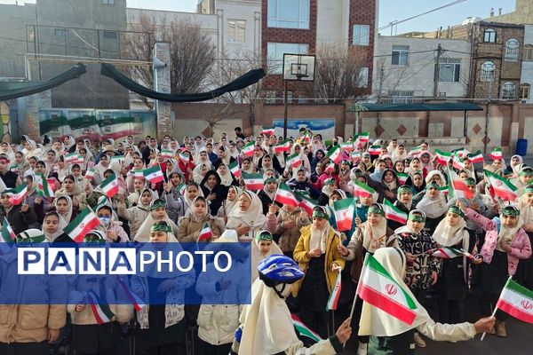 آیین نواخته شدن زنگ انقلاب اسلامی در مدرسه آیت‌الله خامنه‌ای قرچک