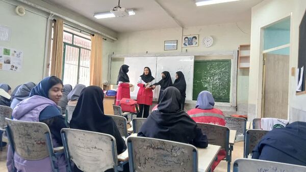 آموزش کمک‌های اولیه مانور زلزله به دانش‌آموزان دبیرستان شهید دهقان