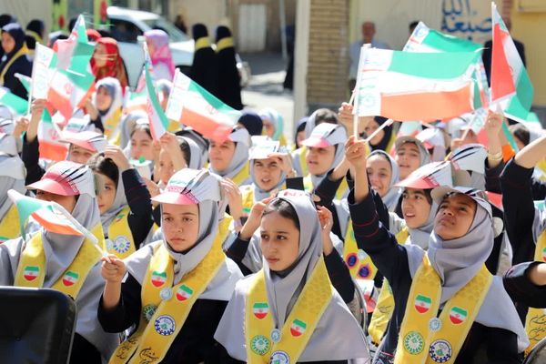 جشن عاطفه‌ها در دبیرستان ۱۳ آبان تبریز