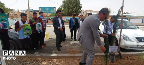 مسئولین اداره آموزش و پرورش کاشمر دو نهال بر زمین نهادند