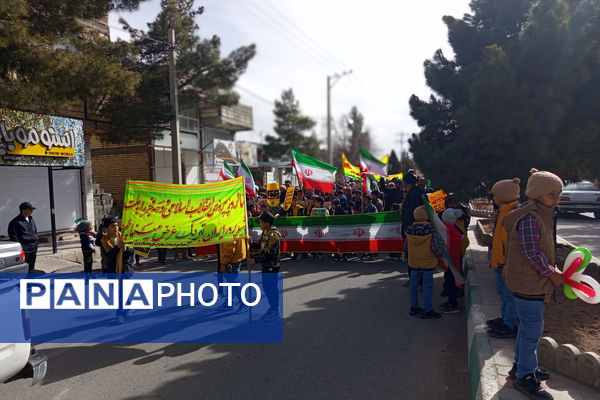 حضور پرشور دانش‌آموزان شهر بهمن در راهپیمایی ۲۲ بهمن ماه