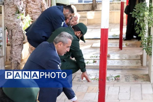  حال و هوای خاص گلباران مزار شهدا در گلزار شهدای شهرستان محلات