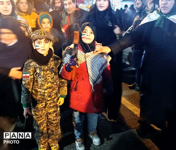 سرما در برابر آتش عشق دلها به رهبر چیزی نبود