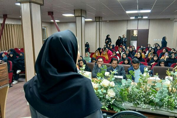 گردهمایی‌ دانش آموزی در هفته کتاب و کتابخوانی