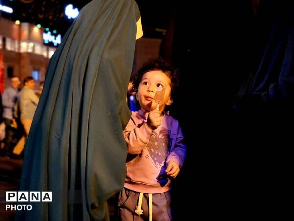 اشک‌های میناب در آغوش تهران؛ خانواده شهدا در میدان طهرانی‌مقدم