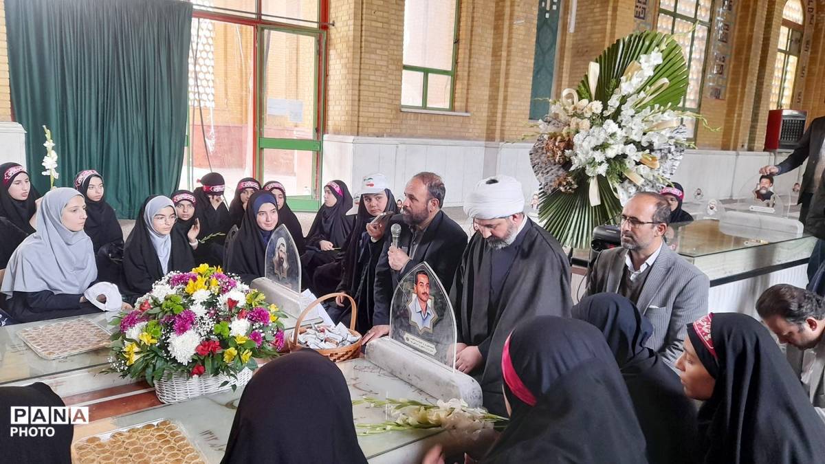 اجرای همگانی سرود «ایرانمون» توسط دانش‌آموزان البرزی در حرم امام خمینی (ره) و بهشت زهرا (س)