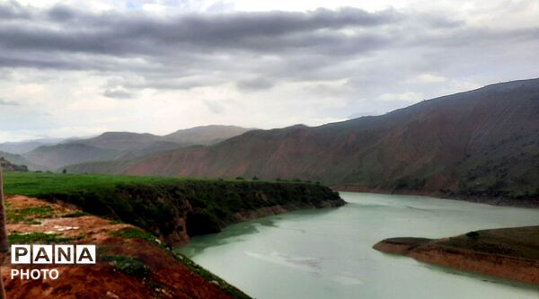 طبیعت بکر شوارز در روز بارانی 