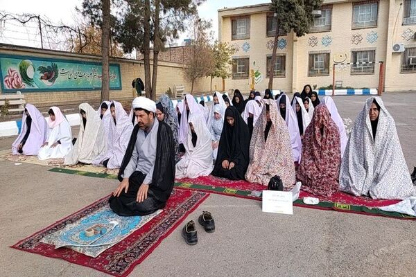 اقامه نماز باران در دبیرستان شهید مجید دهنوی نیشابور 
