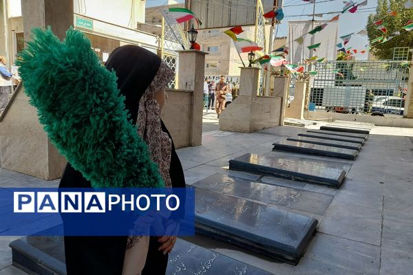 غبارروبی مزار شهدا در امام زاده حسن(ع) نسیم‌شهر