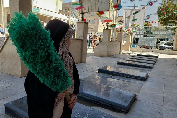 غبارروبی مزار شهدا در امام زاده حسن(ع) نسیم‌شهر