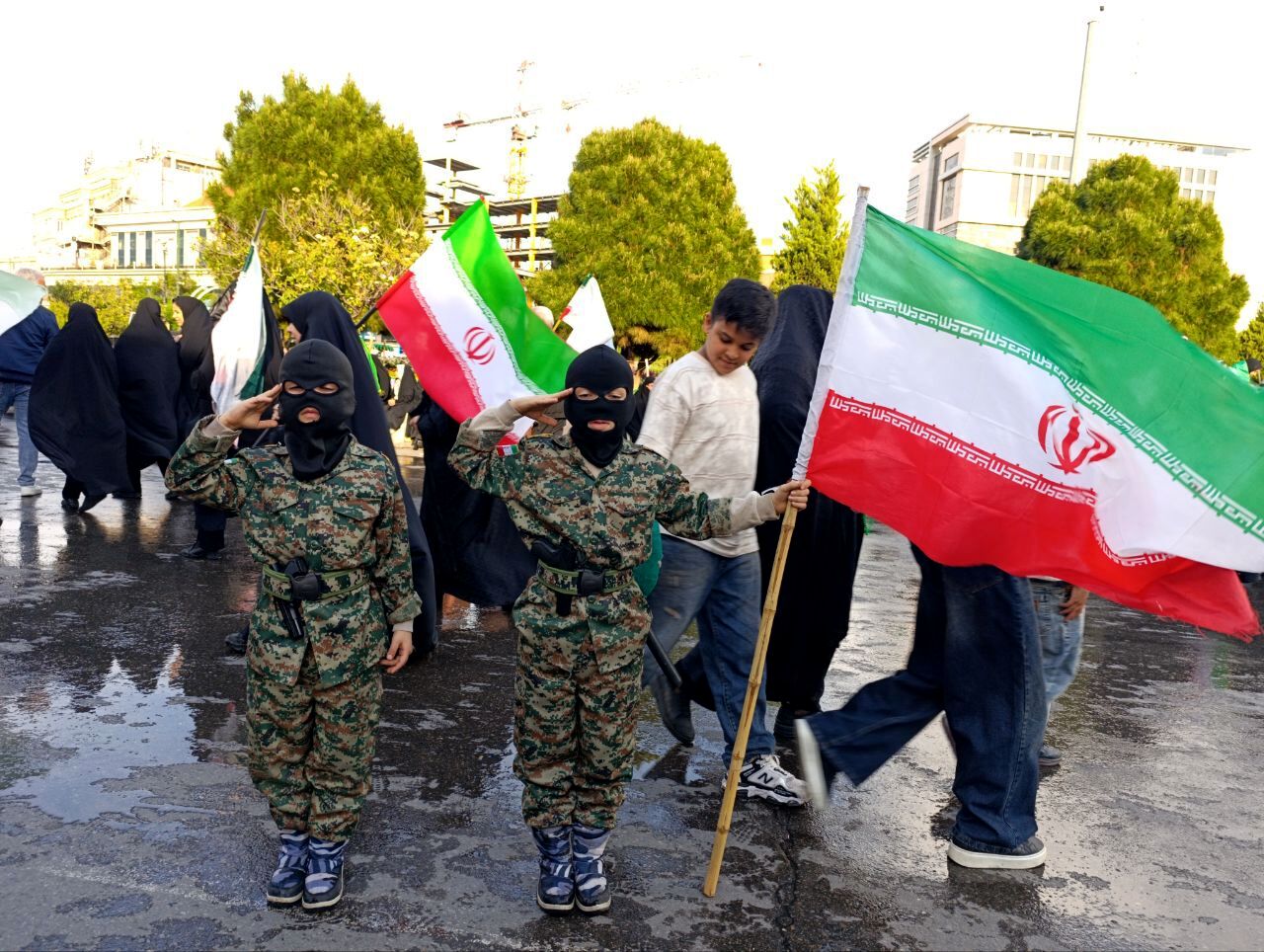 از کوچک تا بزرگ همه در چهلم رهبر شرکت کردند