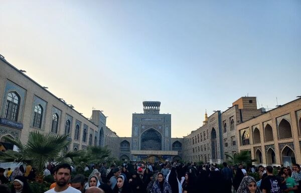 سیل عظیم زائران و مجاوران حرم امام رضا (ع) در روز آغاز امامت حضرت مهدی (عج)