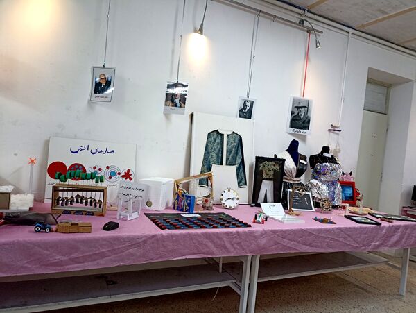 بازدید از نمایشگاه دست سازه هنرستان فنی و حرفه ای دخترانه فلسطین 