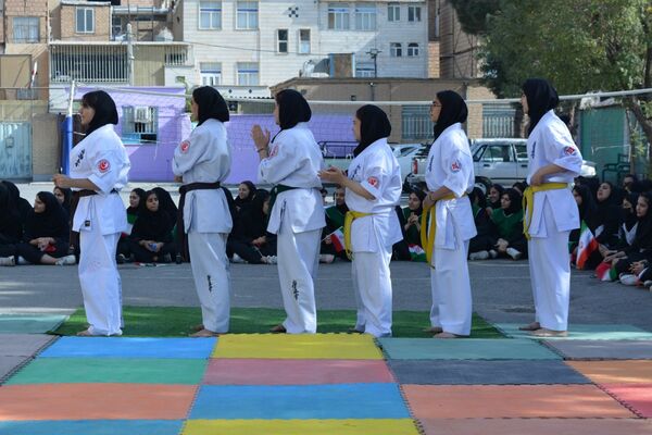 از حرکات رزمی دانش‌آموزان تا طناب‌کشی معلمان، المپیاد ورزشی مدرسه حکمت بهارستان‌دو