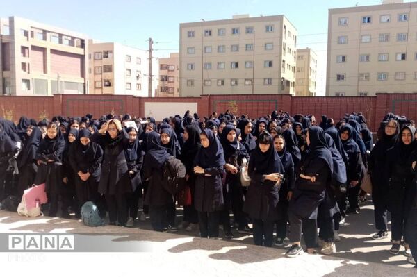 جشن عاطفه‌ها در دبیرستان دخترانه خوارزمی؛ مهربانی دانش‌آموزان در قاب همدلی