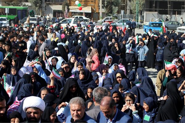 حضور پرشور دانش‌آموزان در راهپیمایی ۱۳آبان منطقه کهریزک 