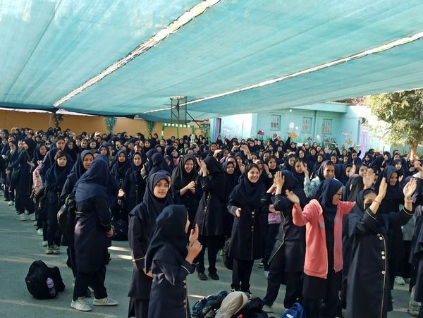 جشن عاطفه ها در دبیرستان دلیری ناحیه دو 