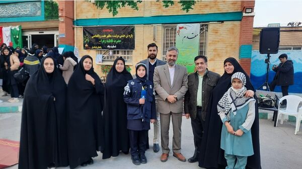 وداع دانش‌آموزان دبیرستان فرهنگیان ناحیه ۷ با شهید گمنام 