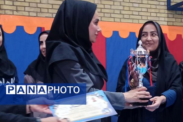 تقدیر از تیم های برتر مسابقات والیبال استانی شهرستانهای تهران در ری یک