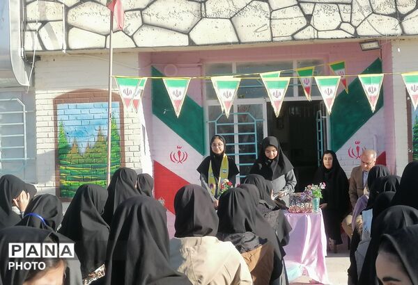 تجلیل از دانش آموزان برتر آموزشی دبیرستان حاج مهدی روحانی خلیل آباد