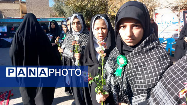 انس و ارادت دانش‌آموزان مدارس ناحیه یک قم به شهید گمنام