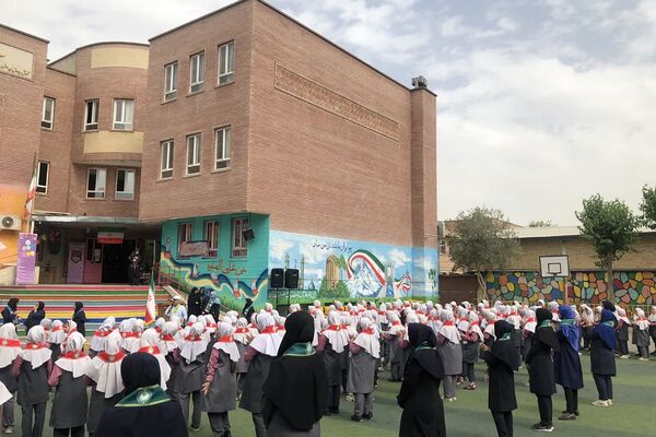 بیست و ششمین سالروز تاسیس سازمان دانش‌آموزی در دبستان طواف و معماریان ناحیه دو شهرری 