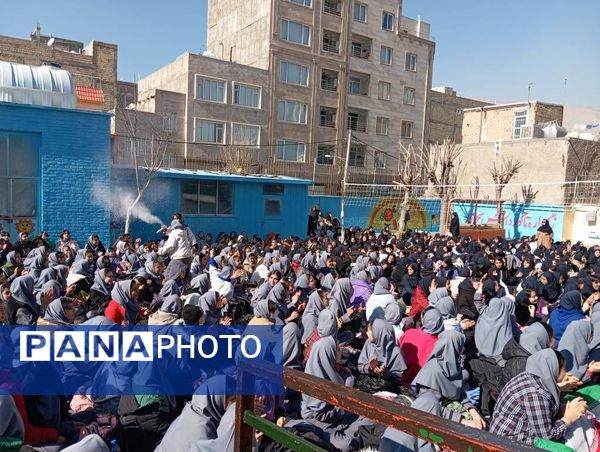 حال و هوای دبیرستان دانش‌نیا در  جشن‌های اعیاد شعبانیه و دهه فجر 