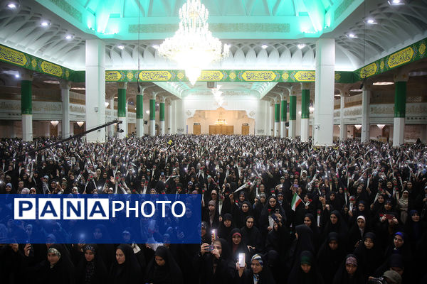 اجتماع بزرگ «عهد خواهرانه» با حضور 6 هزار دانشجوی دختر در قم