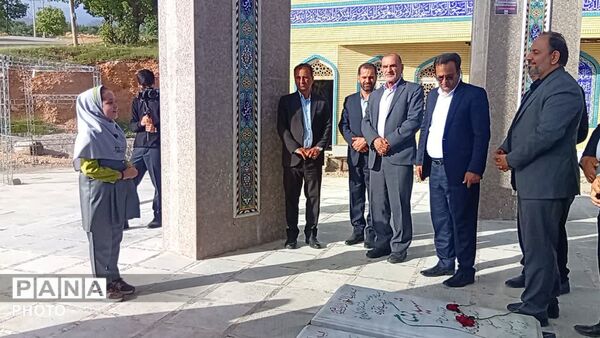 غبار رویی گلزار شهدا با حضور معاون پرورشی و فرهنگی ورزات آموزش و پرورش در یاسوج 