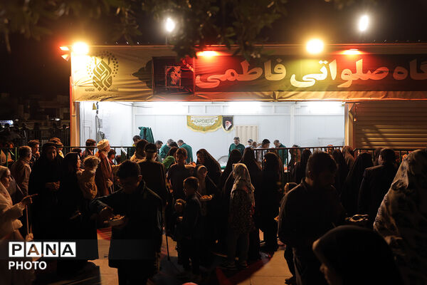 گل آرایی ضریح مطهر حضرت معصومه(س) در شب میلاد امام رضا(ع)
