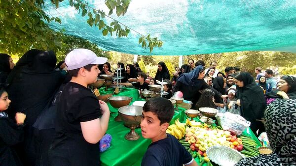برپایی سفره‌ی احسان در محوطه بیمارستان فوق تخصصی آیت‌الله یثربی کاشان