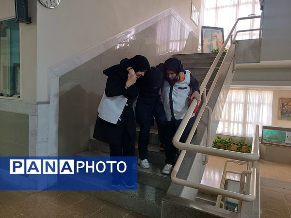 مانور زلزله در دبیرستان آرمینه مصلی نژاد