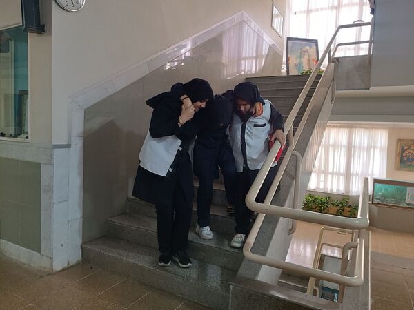مانور زلزله در دبیرستان آرمینه مصلی نژاد