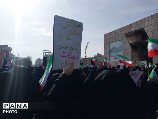 تجمع دانش آموزان و مردم غیور در سوگ رهبر معظم انقلاب در میدان شهدا مشهد مقدس