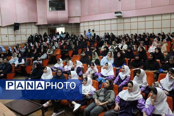 تقدیر از برگزیدگان جشنواره فرهنگی و هنری فردا در ساری 