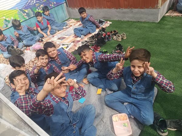 هوای پاک و  صبحانه ی سالم  در دبستان مبتکران ۳