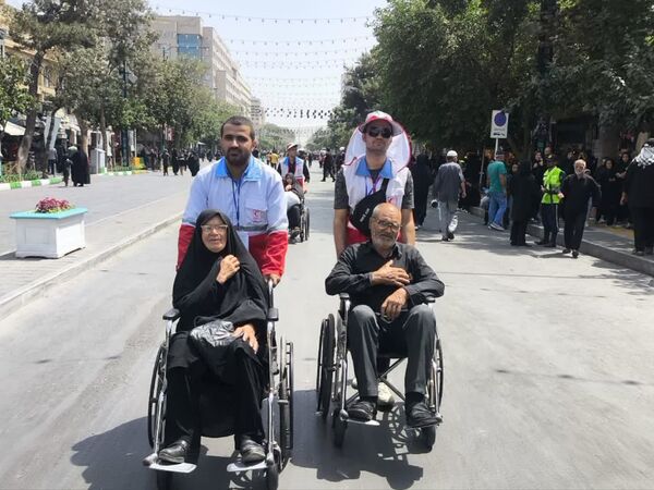 خدمت جوانان هلال‌احمر همدان به زائران رضوی در طرح ملی «قدم به قدم در مسیر بهشت»