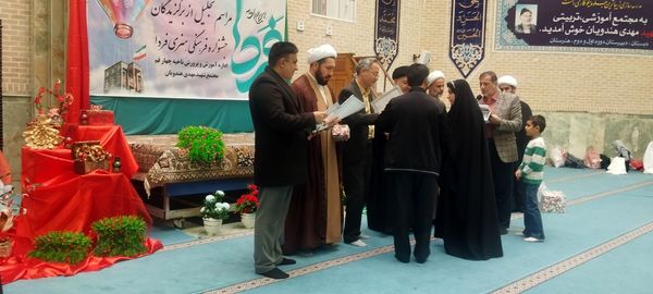 تقدیر از دانش‌آموزان برگزیده ناحیه چهار قم در جشنواره «فردا»