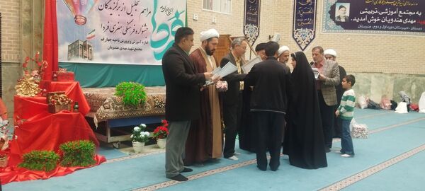 تقدیر از دانش‌آموزان برگزیده ناحیه چهار قم در جشنواره «فردا»