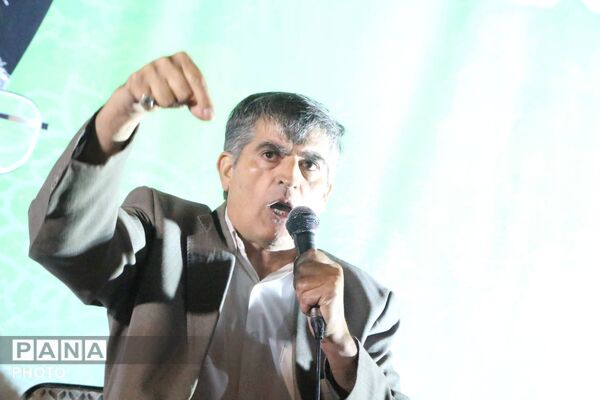 غرفه دانش‌آموزان استثنایی یزد با هنرنمایی سفالگری