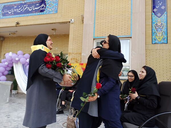 تجلیل از معلم و دختر ایرانی در بهار کرامت 