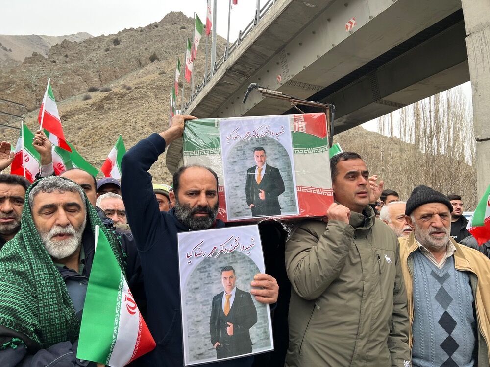 تشییع پیکر شهید دانشمند محمدرضا کیا بر دستان مردم کرج 