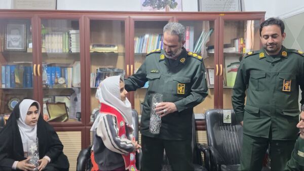 قدردانی دختران پیشتاز آموزشگاه نوریه جیرفت از پاسداران