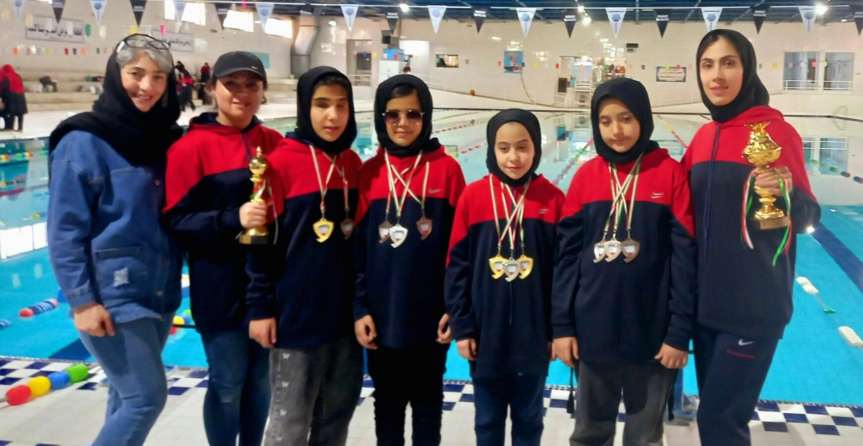 دانش‌آموزان دختر آسیب‌دیده بینایی بر سکوی قهرمانی مسابقات شنای کشور ایستادند