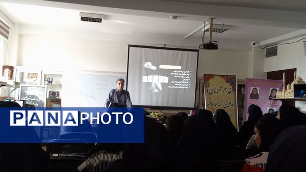 برگزاری جلسه مشاوره در راستای انتخاب رشته صحیح در آموزشگاه دخترانه هیأت امنای فرزانگان 